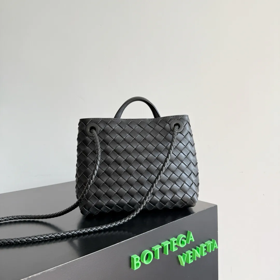 The new Andiamo batch of 3060 BV is shipped‼ ️The classic intercciato weaving process is used to create a soft bag, the metal knot is made of micro-cast aluminum using jewelry technology🪢, and the decorative beads are made of metal and hand-polished oak, allowing you to jump repeatedly between elegance and fun💃, making it unpredictable. Classic and versatile, it shows off your temperament, and the bag has a large capacity, making it very convenient for daily commuting! It has a variety of carrying methods, the shoulder straps can be adjusted by yourself, the original lambskin feels soft and delicate, and the unisex style breaks gender boundaries and brings a more practical and long-lasting use experience. The Andiamo, which has both elegant and casual styles, perfectly interprets the "fashionable old money style". Style number: 743568+wood hardware Color: black gold buckle Size: 25*22*10.5cm